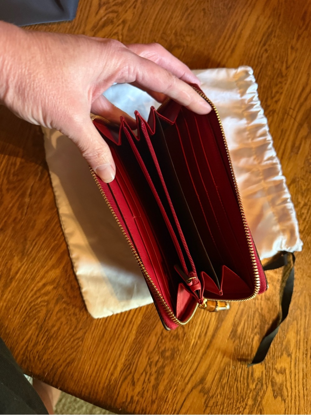 Gucci Red Zip-Around Wallet - Picture 5 of 11